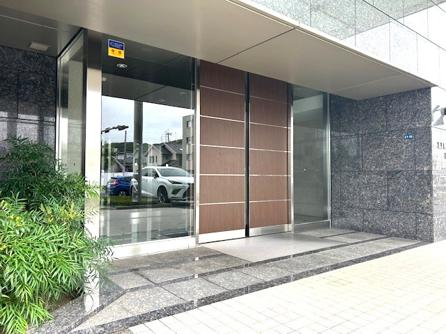 リビンコートプライム京山のその他|重厚感ある御影石調のゲートが住まう人を誇らしく迎え、毎日の帰宅時に確かな安心感をもたらします