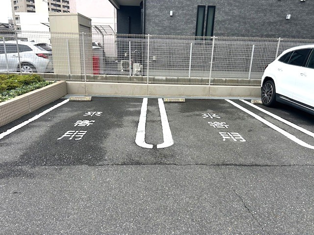 リビンコートプライム京山の駐車場|敷地内に来客用駐車スペースを確保しているため、荷物の搬入時や急な来客の駐車にもスムーズに対応します