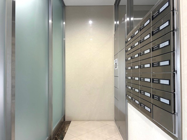 リビンコートプライム京山のその他|不在時でも荷物を受け取れる宅配ボックスを備え、再配達の手間なくネット通販もストレスフリーに活用できます