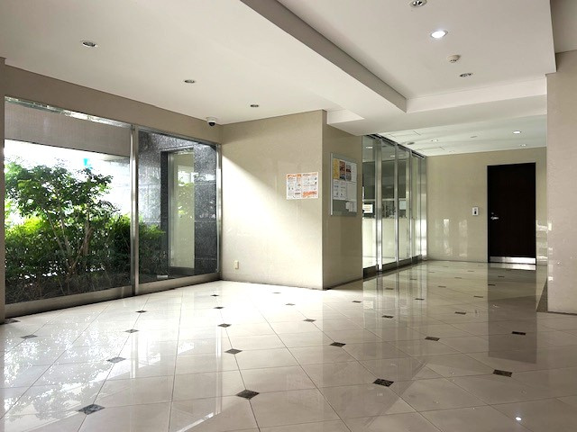 リビンコートプライム京山のその他|大窓から差し込む光と坪庭の緑が広がり、帰宅した瞬間にホッと安らげるホテルライクな迎賓空間です