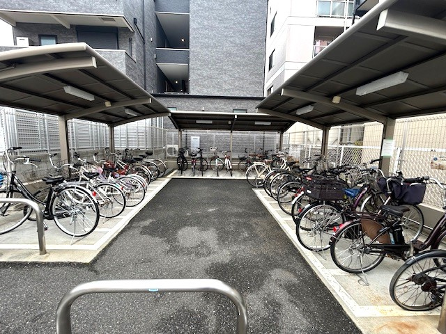 リビンコートプライム京山のその他|雨風から自転車を守る屋根付き設計を採用し、広い通路幅を確保しているため出入庫もスムーズに行えます