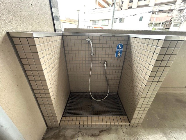 リビンコートプライム京山のその他|屋外専用シャワーとスノコ式排水溝を備え、室内に砂汚れを持ち込むことなく清潔な状態でお部屋へ戻れます