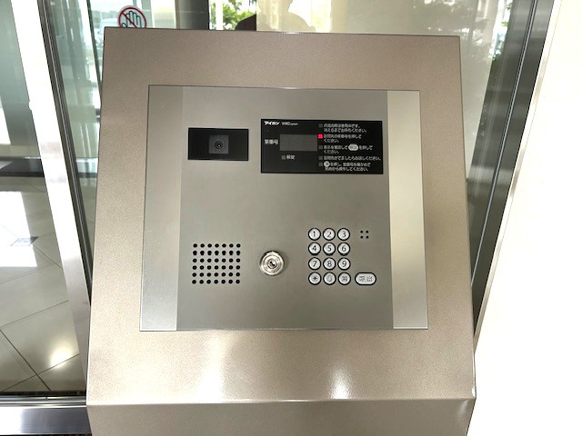リビンコートプライム京山の防犯設備|カメラ付きオートロック操作盤を完備しており、不審者の侵入を防いで防犯性をしっかりと高めます