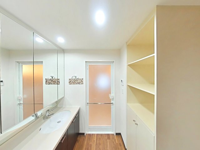 リビンコートプライム京山の脱衣所|ワイドな洗面カウンターに加え天井高のリネン棚を備え、タオルやストック品もすっきりと整理できます