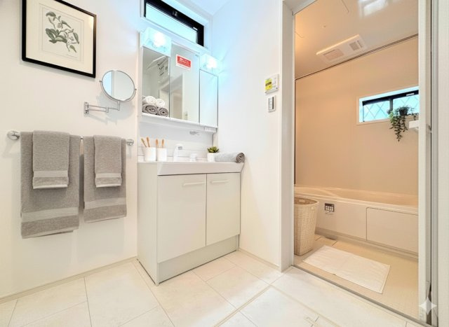 戸塚区上柏尾町　新築戸建て　第5の独立洗面台|［モデルハウス］◆毎日使う場所だから、機能的で使いやすさに配慮したパウダールーム。すっきりと使えるように収納も豊富にご用意しています。
