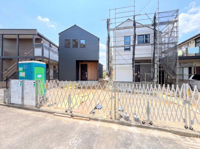 戸塚区上柏尾町　新築戸建て　第5の外観|◆一戸建てを中心とした街並みが整然と続き、周辺は高い建物が建っていないので、緑の多い閑静な趣を感じる環境です。街並みや周辺環境も重要なポイントです！！