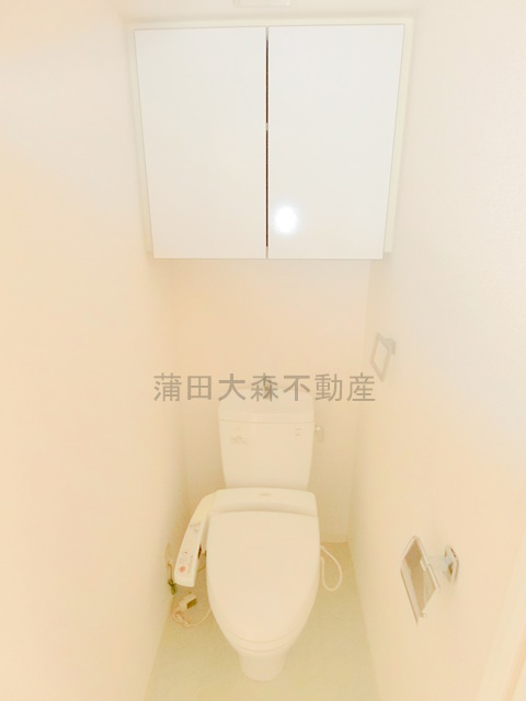 ダイナシティ池上のトイレ|吊戸棚と温水洗浄便座付きのトイレ