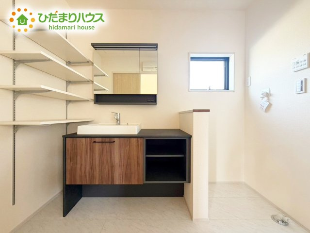 【独立洗面台】 | 小美玉市羽刈2期　新築戸建 | 三面鏡は自分では見えにくいところまで見ることができるので、身だしなみを整える際などにはとても便利です(*^^*)