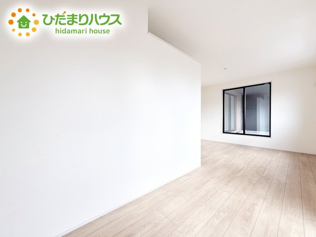 【寝室】 | 小美玉市羽刈2期　新築戸建 | バルコニーに面していて、たっぷり光りの入る明るい主寝室です！