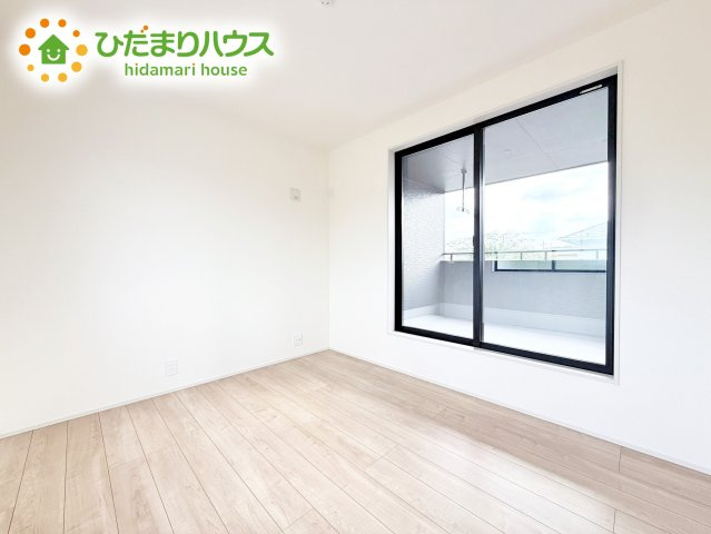【洋室】 | 小美玉市羽刈2期　新築戸建 | バルコニーに面しているので干したフワフワのお洗濯物はそのままお部屋にすっきり収納♪
