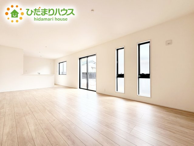 【居間・リビング】 | 小美玉市羽刈2期　新築戸建 | 自然光が広がる心地よいリビングは家族の憩いの空間です。