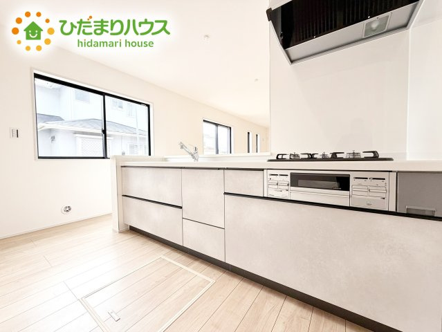 【キッチン】 | 小美玉市羽刈2期　新築戸建 | 3口コンロと収納豊富なキッチンで、ママの毎日のお料理もはかどります☆