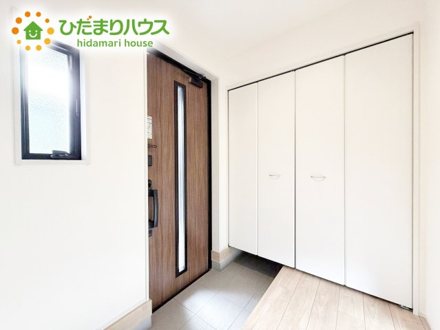 【玄関】 | 小美玉市羽刈2期　新築戸建 | 天井まであるシューズボックスは、家族全員の靴が入るため、散らかりがちな玄関もスッキリ片付きますね。