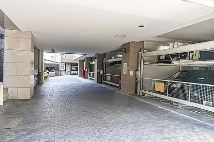 グランスイート明石町の駐車場