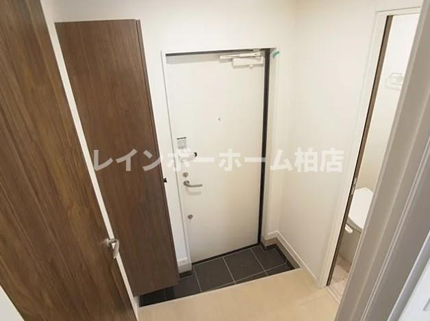 特典：仲介手数料が無料です!!の玄関|明るい玄関です