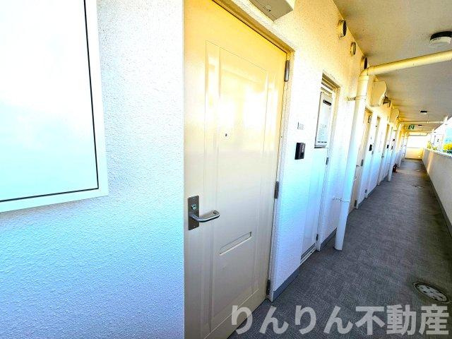 【玄関】 | メゾンオレンジ2 | 明るい玄関です