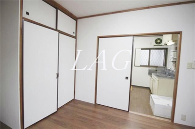 【居間・リビング】 | シティハイムこまざわ | 洋室のお部屋です。