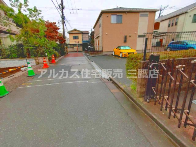 三鷹市北野4丁目 京王線 仙川駅 売地の前面道路含む現地写真