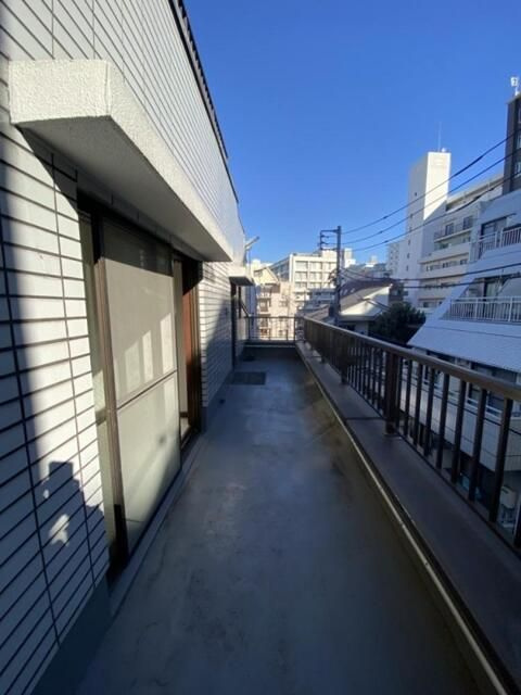 ＴＲＵＳＴ　ＶＡＬＵＥ北新宿のバルコニー