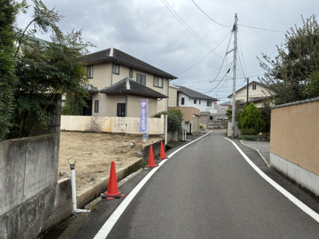石手4丁目土地（1号地）の前面道路含む現地写真