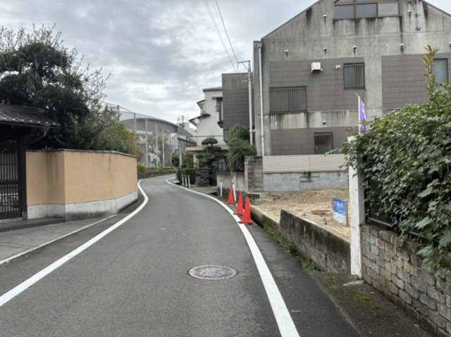 石手4丁目土地（1号地）の前面道路含む現地写真|前面道路含む北側からの現地写真です