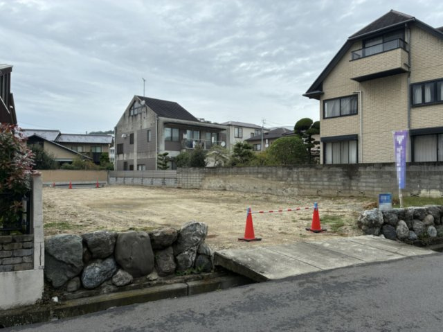 石手4丁目土地（2号地）の外観|前面道路含む現地写真です。