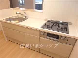 カーサあき亀山　Ｂ棟のキッチン|３口コンロ・グリル付きシステムキッチン