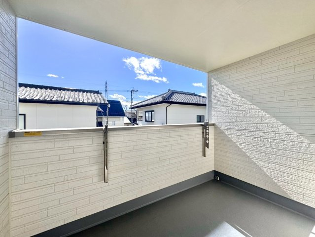 【新築戸建】前橋市上新田町680番のバルコニー|■バルコニー｜沢山の洗濯物も天候に左右されず干せますし、休日にはソファーを置いてゆっくり過ごすことも可能です♪一目を気にせず皆でバーベキューもいいですね♪