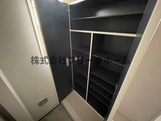 三鷹市上連雀１丁目のアパートの玄関