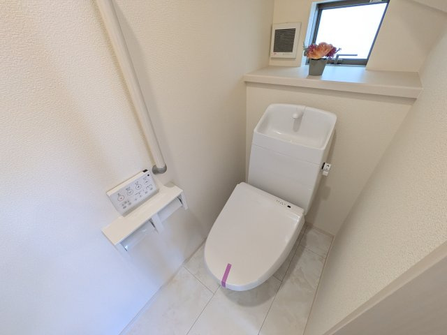 印西市大塚I　新築戸建て　B号棟のトイレ|高い節水性能で、水道代を大幅にカット。環境とお財布に優しく、家計をしっかりサポートします。