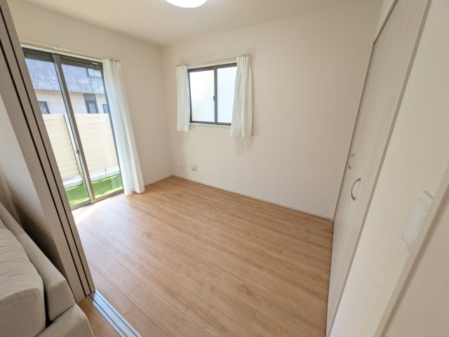 印西市大塚I　新築戸建て　B号棟の洋室|リビングと繋がる多目的スペース。引き戸を開ければ広々LDK、閉じれば客間や書斎、お子様の遊び場に早変わりします。