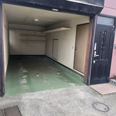 【駐車場】 | 上青木６丁目フリースペース付中古戸建 | 駐車場です。普通車であれば入れます♪