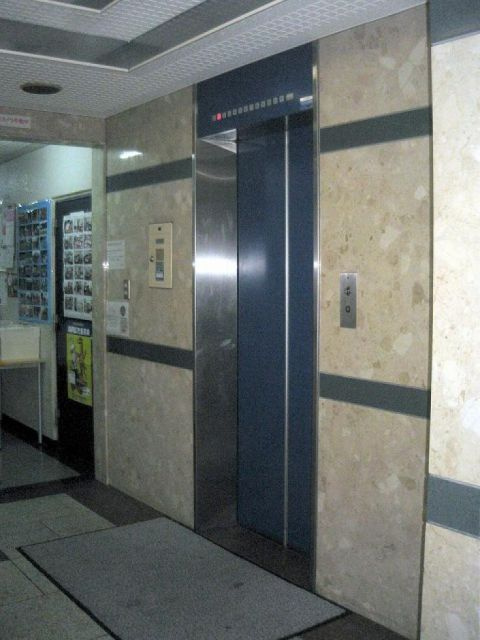 イオ上本町ビルのエントランス