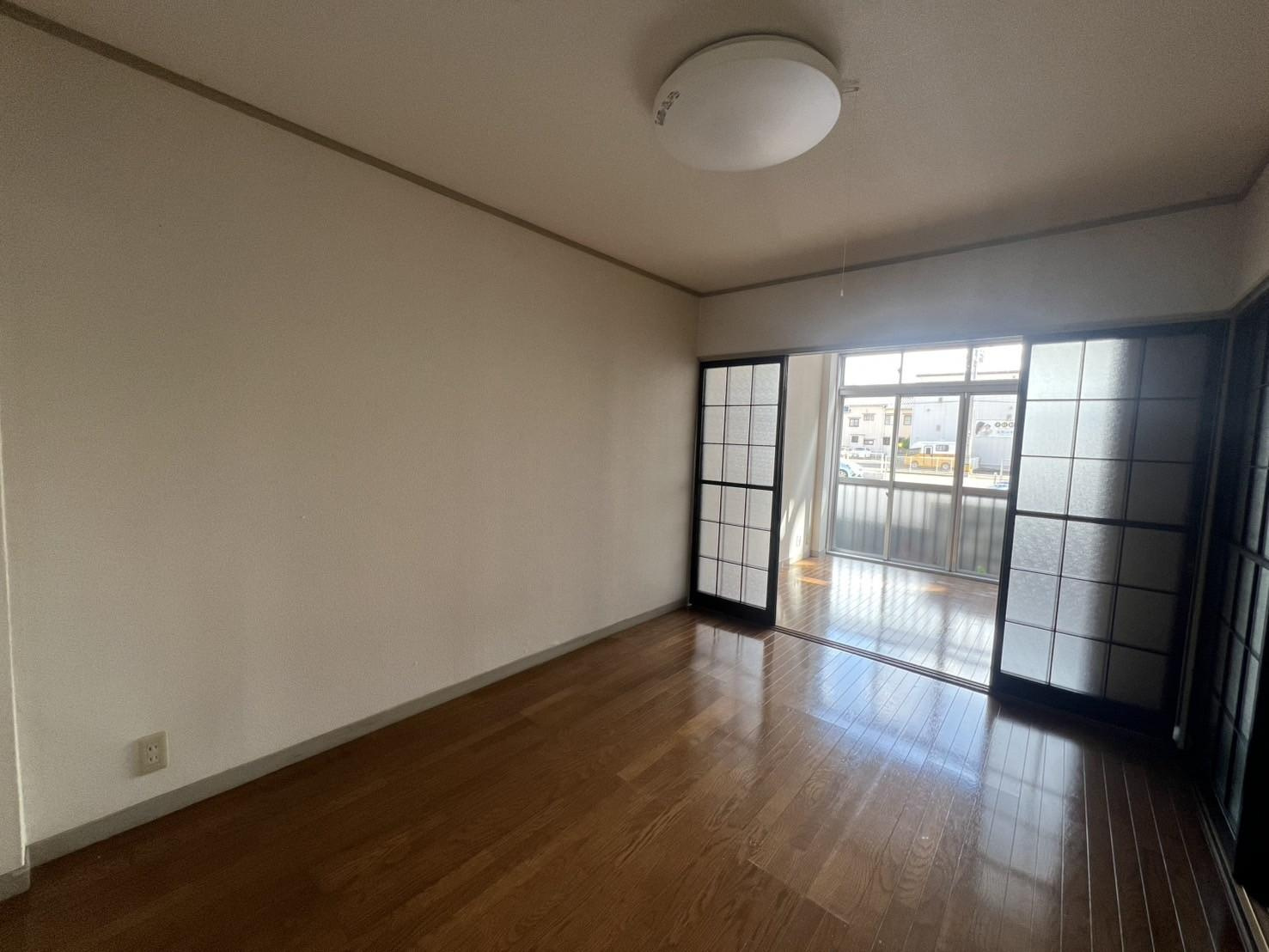 新潟市中央区本町通５番町の賃貸マンションの居間・リビング