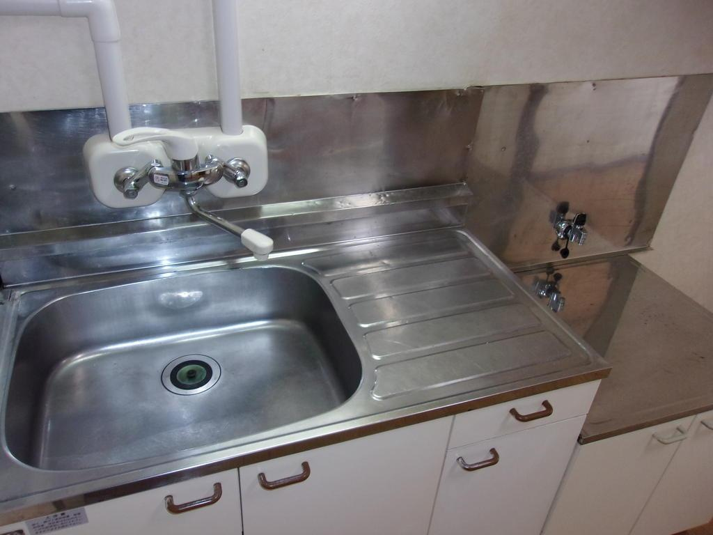 新潟市中央区本町通５番町のアパートのキッチン