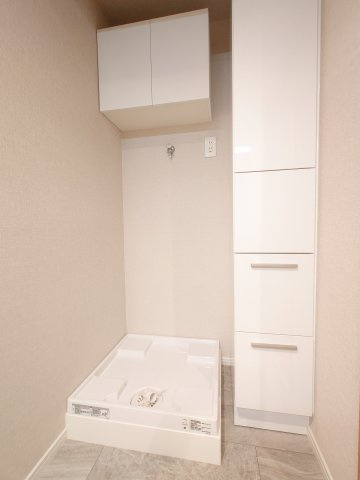 アーサー日佐エクシオのその他|【新品】洗濯防水パン＋上部収納棚、トール収納ボックス付きです♪