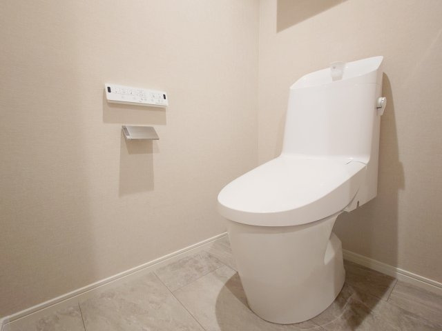 アーサー日佐エクシオのトイレ|【新品】トイレ交換（収納棚・温水洗浄便座ー付き）、とても綺麗で清潔感があります♪