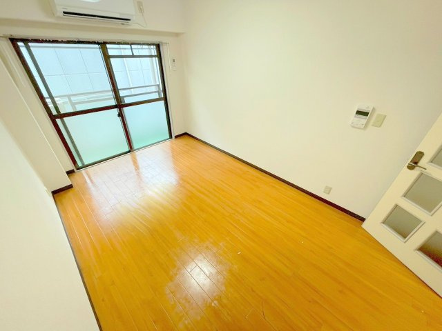 第5中本ビルの洋室
