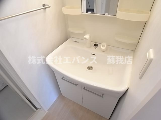 【独立洗面台】 | ソレイユⅡ | 独立洗面台、小物を置くことができて便利です