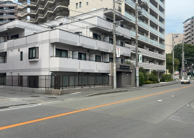 【外観】 | ワコーレ町田 | 外観はマンション管理がされているかの目安になります。築年数が古いと、壁面は劣化してひび割れが生じることも！建物が古びていても細かいところが修繕されていると、きちんと管理されているなぁと感じるでしょう。