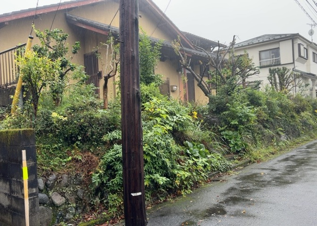 【外観】 | 太井売地 | 土地の形が極端に長細かったり、狭小地、あるいは道路との高低差がある傾斜地だった場合、後々売ろうとしても買い手がつかない場合もあります。後々、売却することになった時に価値の下がらない土地を選びましょう。