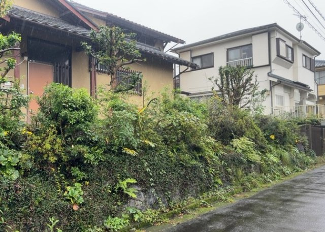 【外観】 | 太井売地 | 家を建てる場合、方位は要チェックです。現実的に日当たりのよい家ならばリビングは南側、建築基準法でも北側に当たる家への配慮は求められています。土地を見学に行く際は、方位磁針を持って行くようにしましょう。