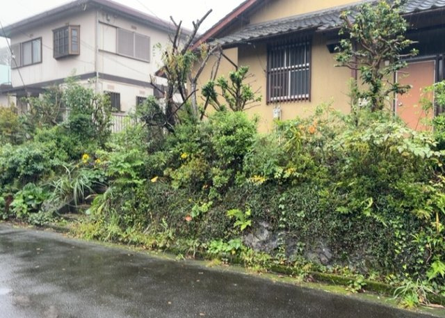 【外観】 | 太井売地 | 土地の前の道路に消火栓が設置されていることがあります。この場合、道路交通法第45条第1項により、駐車禁止の場所が指定されています。そのため、車庫などの駐車スペースをつくることができない場合があります。