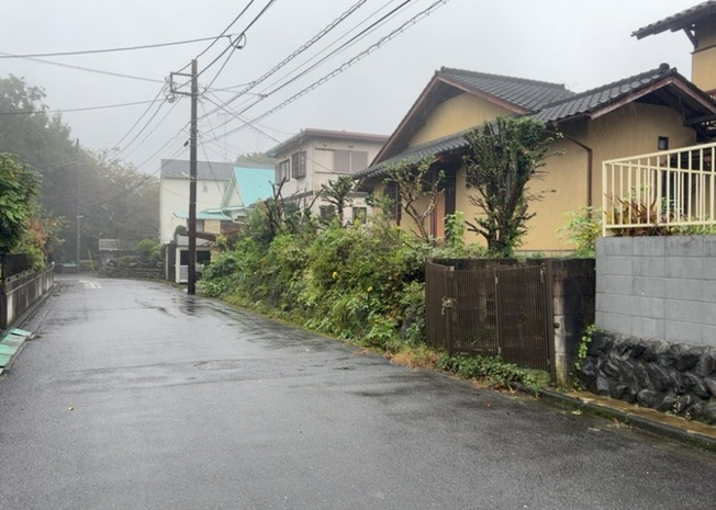 【外観】 | 太井売地 | 現地に行くなら、物件の周囲の地形がどうなっているかを見ることも大切です。周辺より低くなっている土地では、大雨などで水が集まりやすいため、地盤が弱くなっているということも考えられるため、注意が必要です。