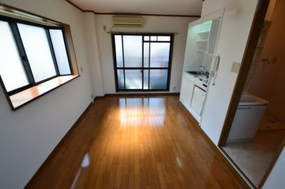 神戸市灘区大石南町２丁目の賃貸マンションの居間・リビング