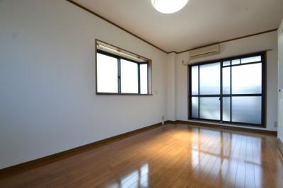 神戸市灘区大石南町２丁目の賃貸マンションの居間・リビング