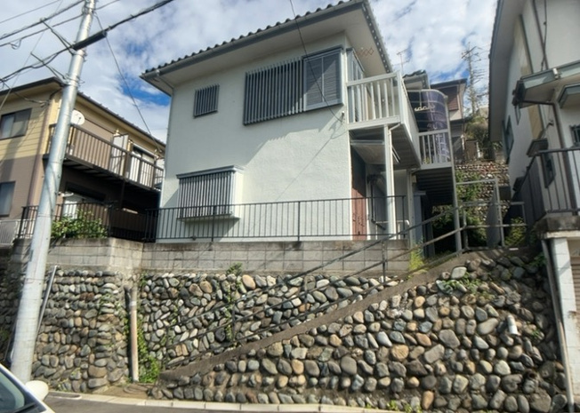 【外観】 | 玉川学園売地 | 現地に行くなら、物件の周囲の地形がどうなっているかを見ることも大切です。周辺より低くなっている土地では、大雨などで水が集まりやすいため、地盤が弱くなっているということも考えられるため、注意が必要です。