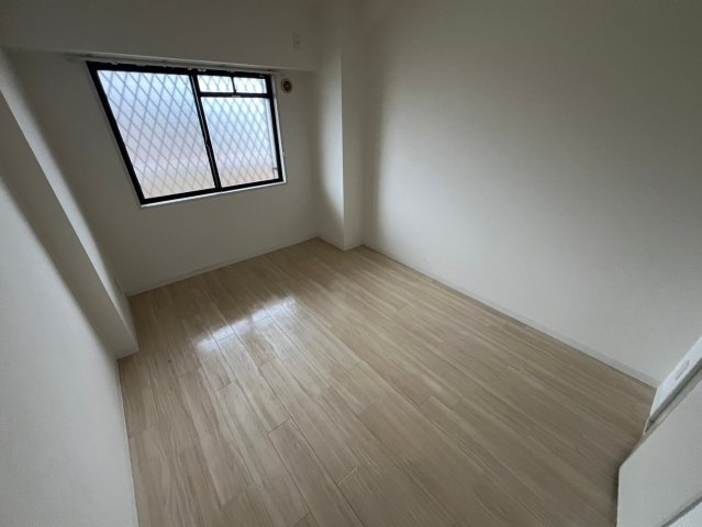 ロフティ少路の洋室
