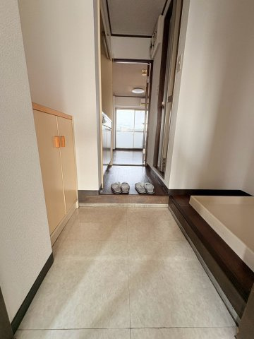 リード岡崎２４８の玄関
