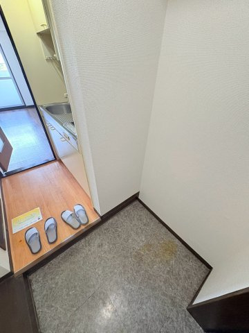 リード岡崎２４８の玄関